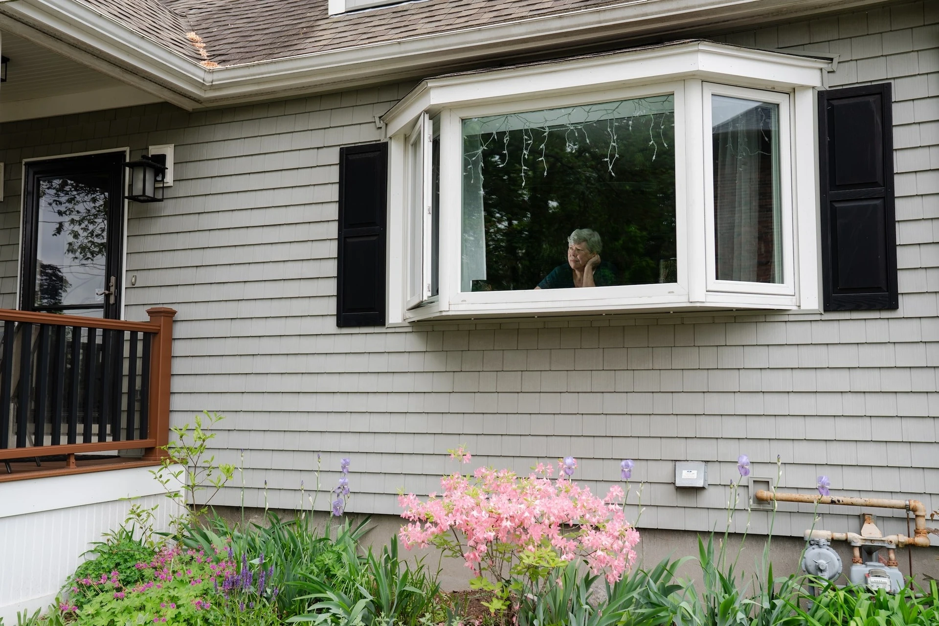 Hàng rào phân chia không gian sân pickleball và khu dân cư