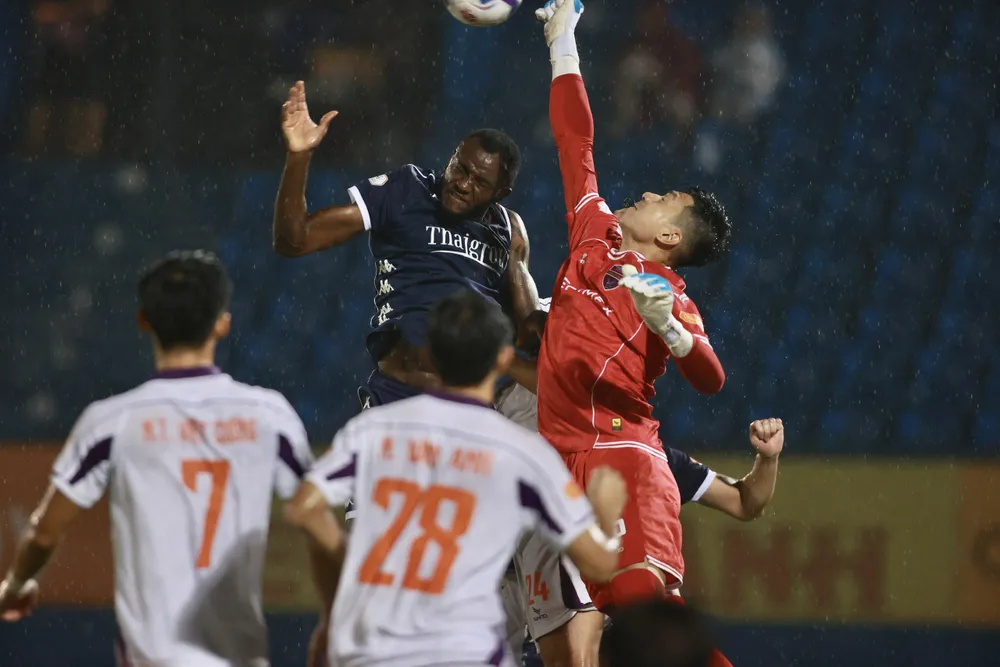 Becamex TPHCM giành trận thắng đầu tiên trên sân nhà- Ảnh 3. Một pha sóng gió trước khung thành đội chủ nhà