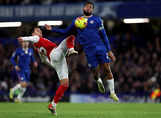 Reece James tỏa sáng nơi tuyến giữa Chelsea.