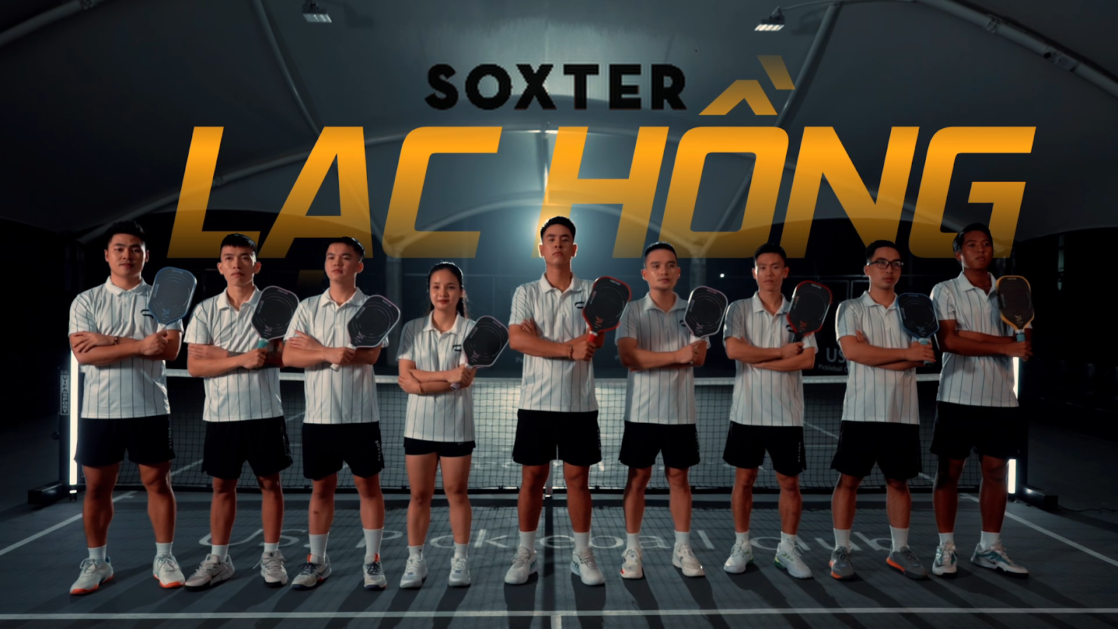 Vận động viên pickleball với áo dài truyền thống