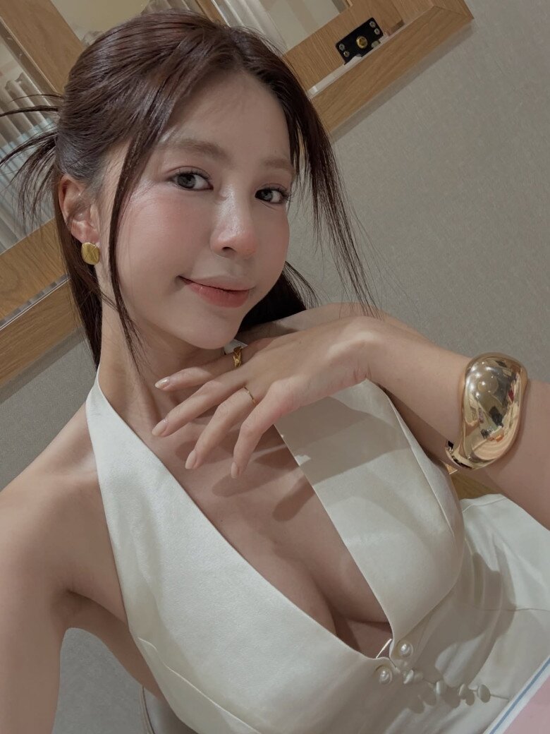 Khi dự sự kiện, cô chọn những bộ đầm hở ngực sâu, chi tiết cài khuy hoặc xẻ ngực chữ V, kết hợp cùng phụ kiện ánh kim bản to, tăng thêm sức hút hiện đại.