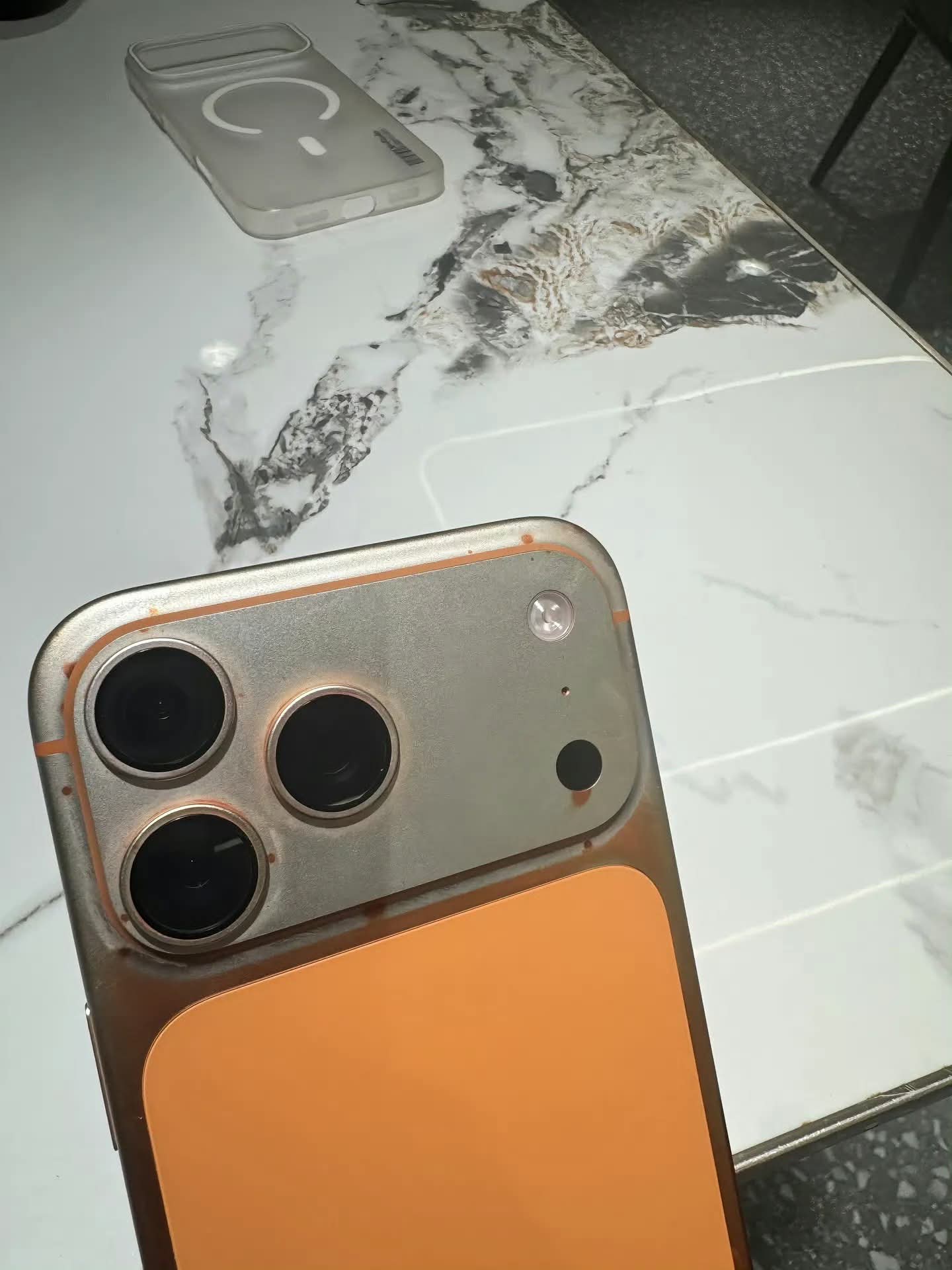 Xôn xao hình ảnh iPhone 17 Pro Max màu cam vũ trụ bị bay màu - Ảnh 1. Mặt sau iPhone 17 Pro Max màu cam vũ trụ bị tróc sơn
