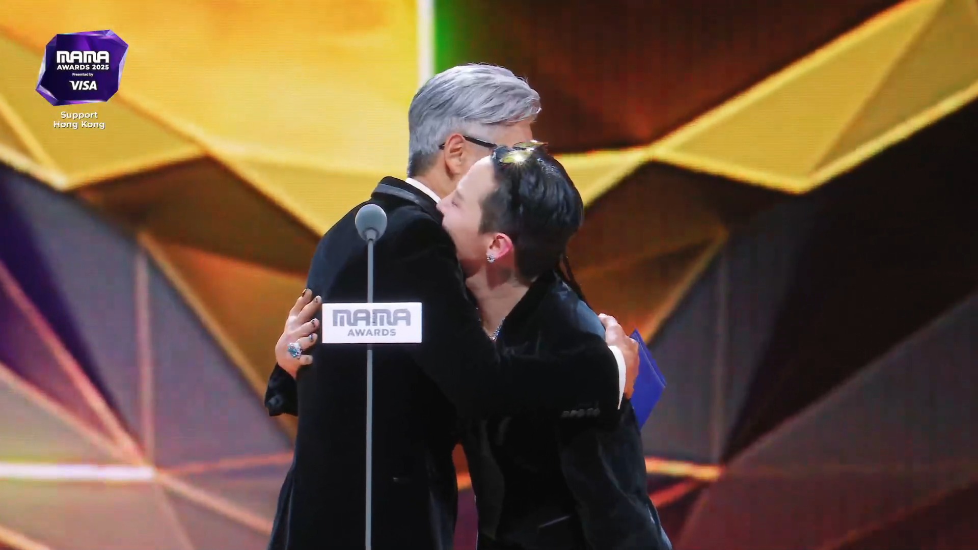 Cả hai trao cho nhau cái ôm thắm thiết