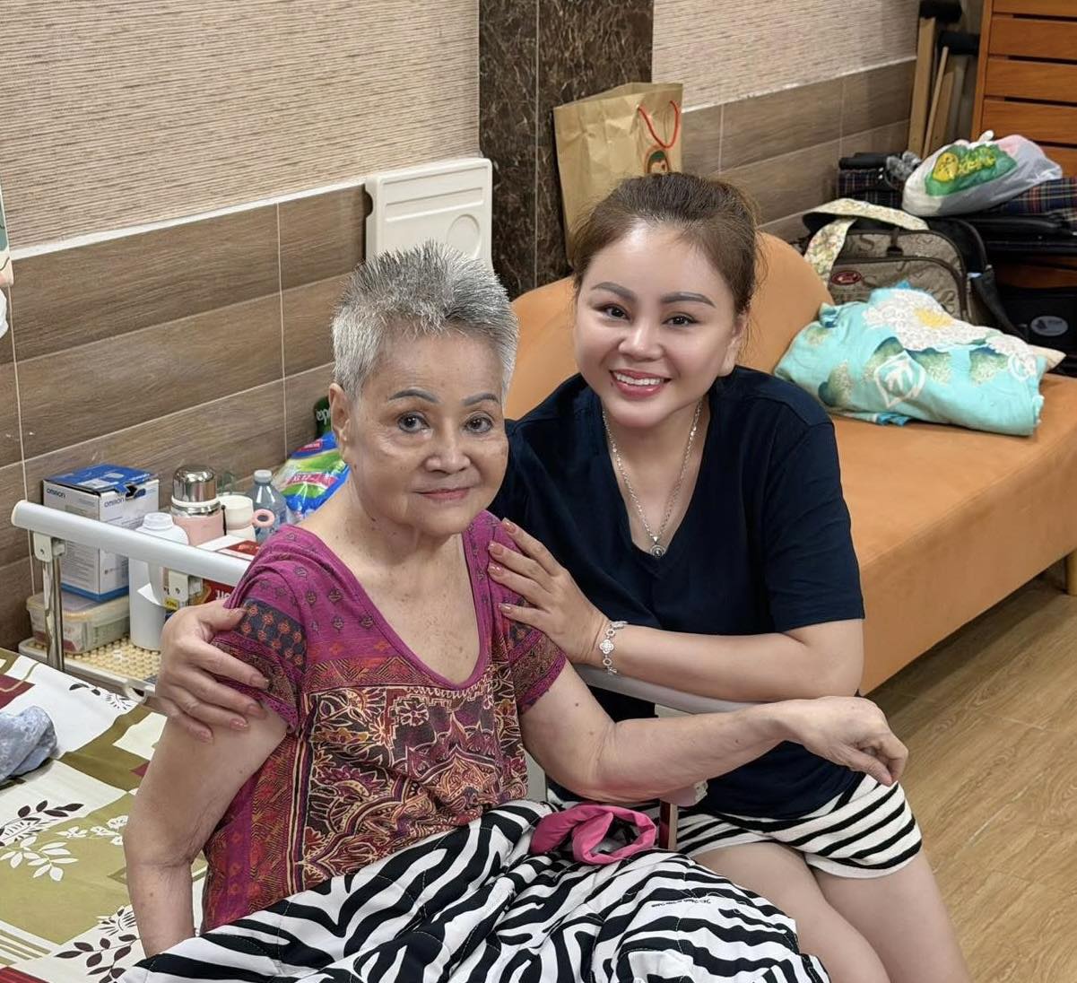 Lê Giang cùng mẹ và các con.