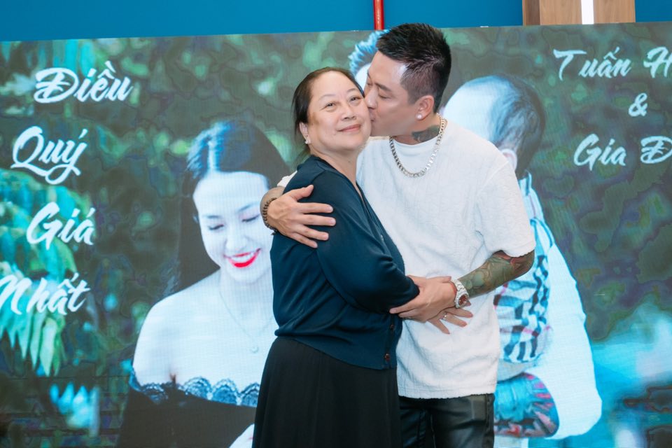 Tang lễ mẹ ca sĩ Tuấn Hưng
