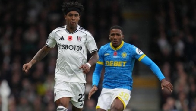 Kevin trong màu áo Fulham (áo trắng). Kevin trong màu áo Fulham (áo trắng).