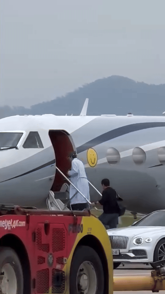 Ngay lúc này: G-Dragon đã lên chuyên cơ trở lại Hàn Quốc!- Ảnh 2. G-Dragon cùng vệ sĩ nhanh chóng lên máy bay