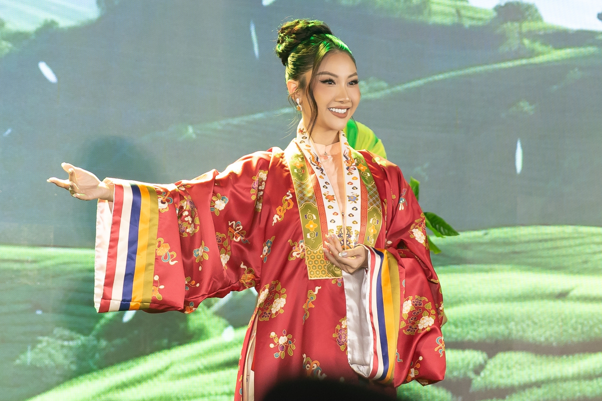 Phương Linh là đại diện của Việt Nam tại Miss Cosmo