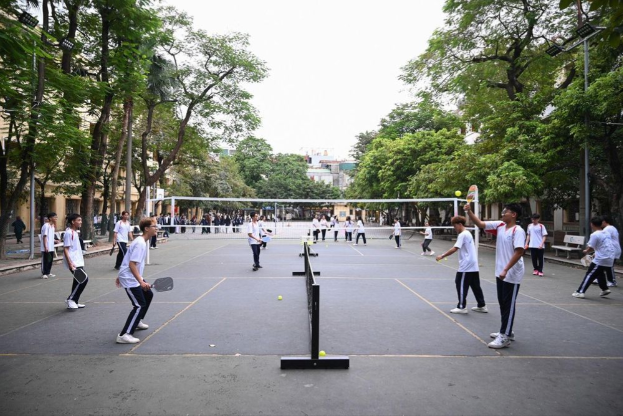 Sinh viên tập luyện pickleball