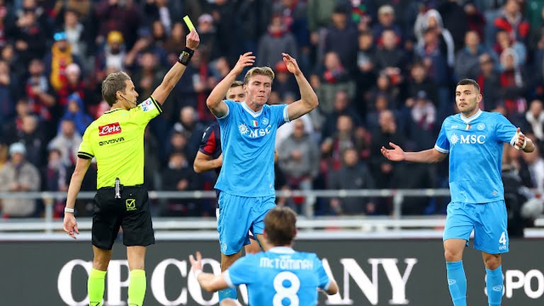 Hojlund phản ứng khi bị trọng tài rút thẻ vàng.