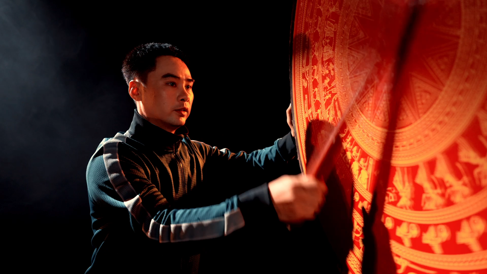 Học sinh gõ trống trường