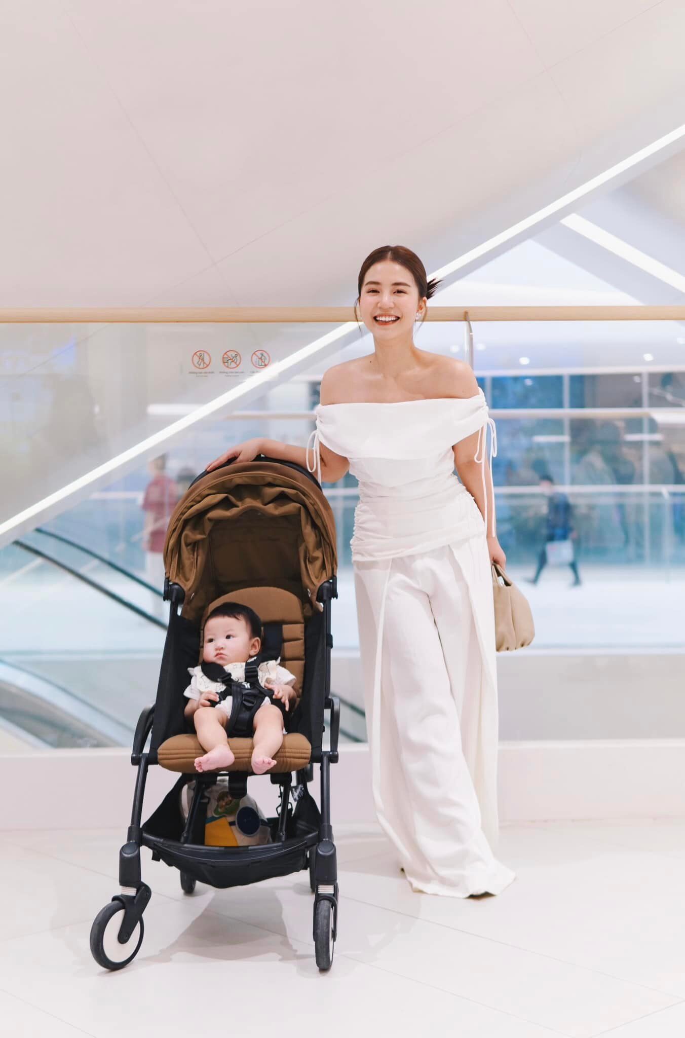 Những thiết kế trễ vai cũng được cô ứng dụng vào đời thường khoe vẻ quyến rũ trưởng thành nhưng chưa từng để lộ vòng 1.