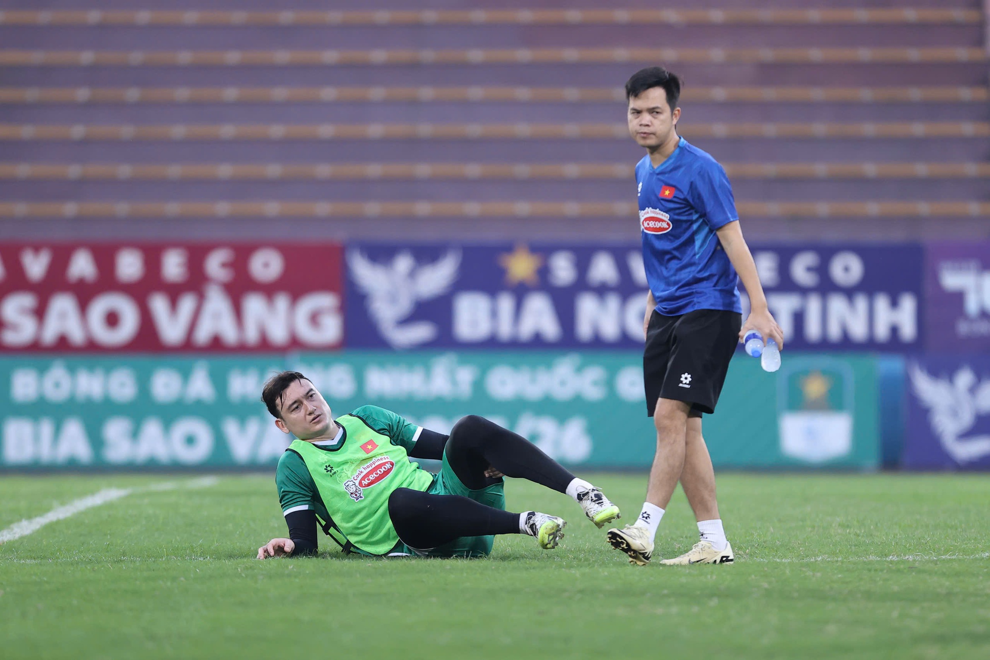 Văn Lâm sau đó gặp chấn thương và tập cùng bác sĩ