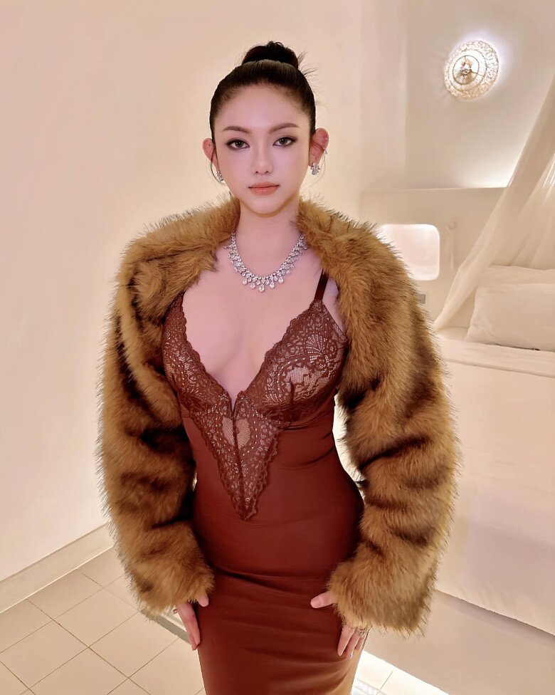 Hiện tại, Thúy Vi đã tinh tế hơn trong việc lựa chọn món đồ che chắn vòng 1 nên ngay cả khi diện chiếc váy xẻ với lớp ren xuyên thấu, cô nàng cũng không hề mắc lỗi lộ miếng dán như xưa. Thuý Vi tinh tế lựa chọn đồ che chắn vòng một