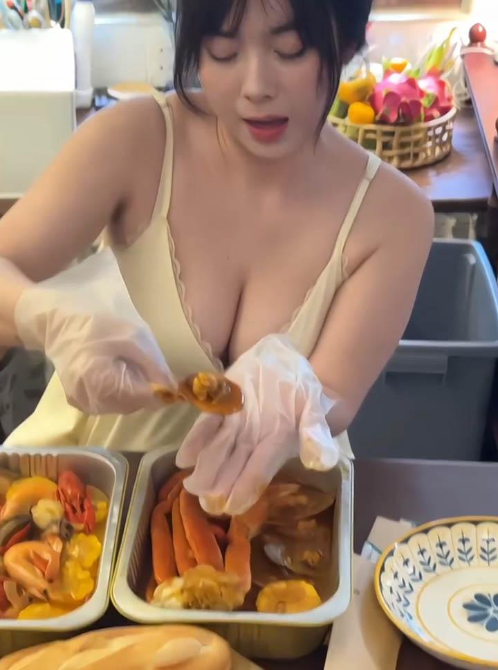 Làm video “mukbang” nhưng ánh mắt của fan lại “va” ánh mắt của hot girl- Ảnh 3. Làm video “mukbang” nhưng ánh mắt của fan lại “va” ánh mắt của hot girl- Ảnh 3.