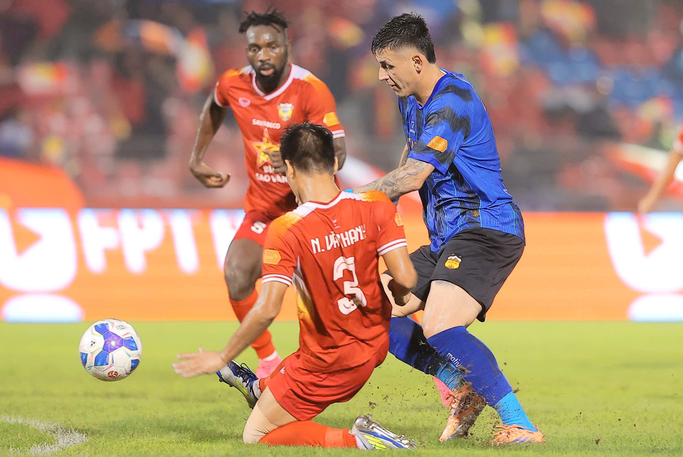 HLV Lê Quang Trãi và các cầu thủ HAGL thất vọng