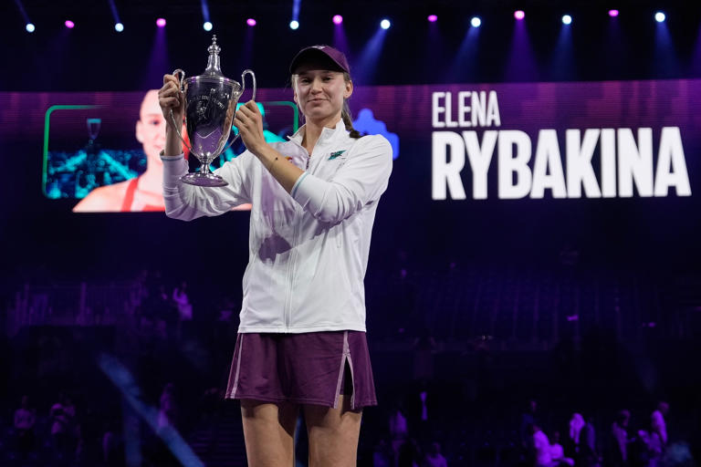 Elena Rybakina thắng thuyết phục Sabalenka, vô địch WTA Finals 2025