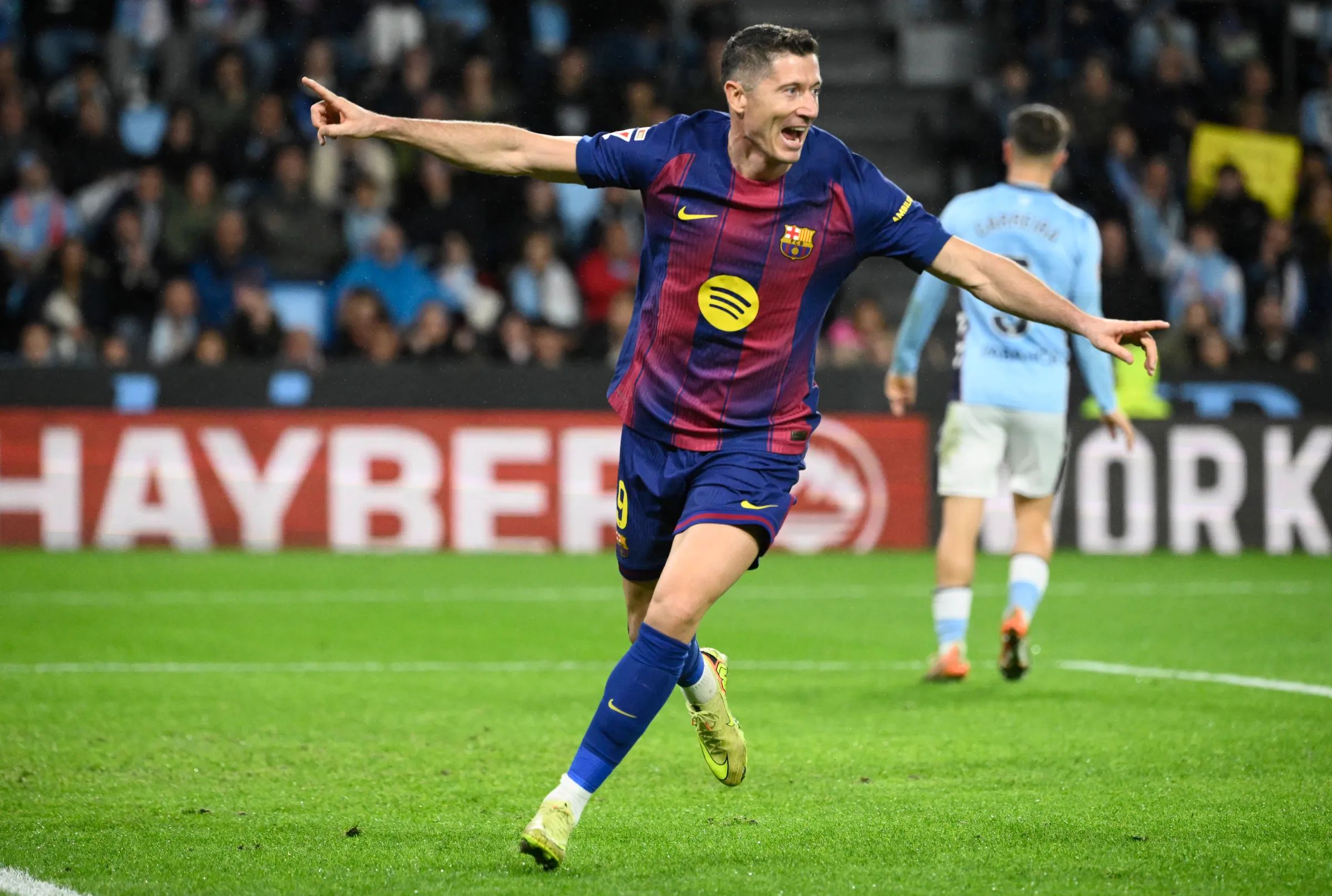 Lewandowski thi đấu bùng nổ cho Barca