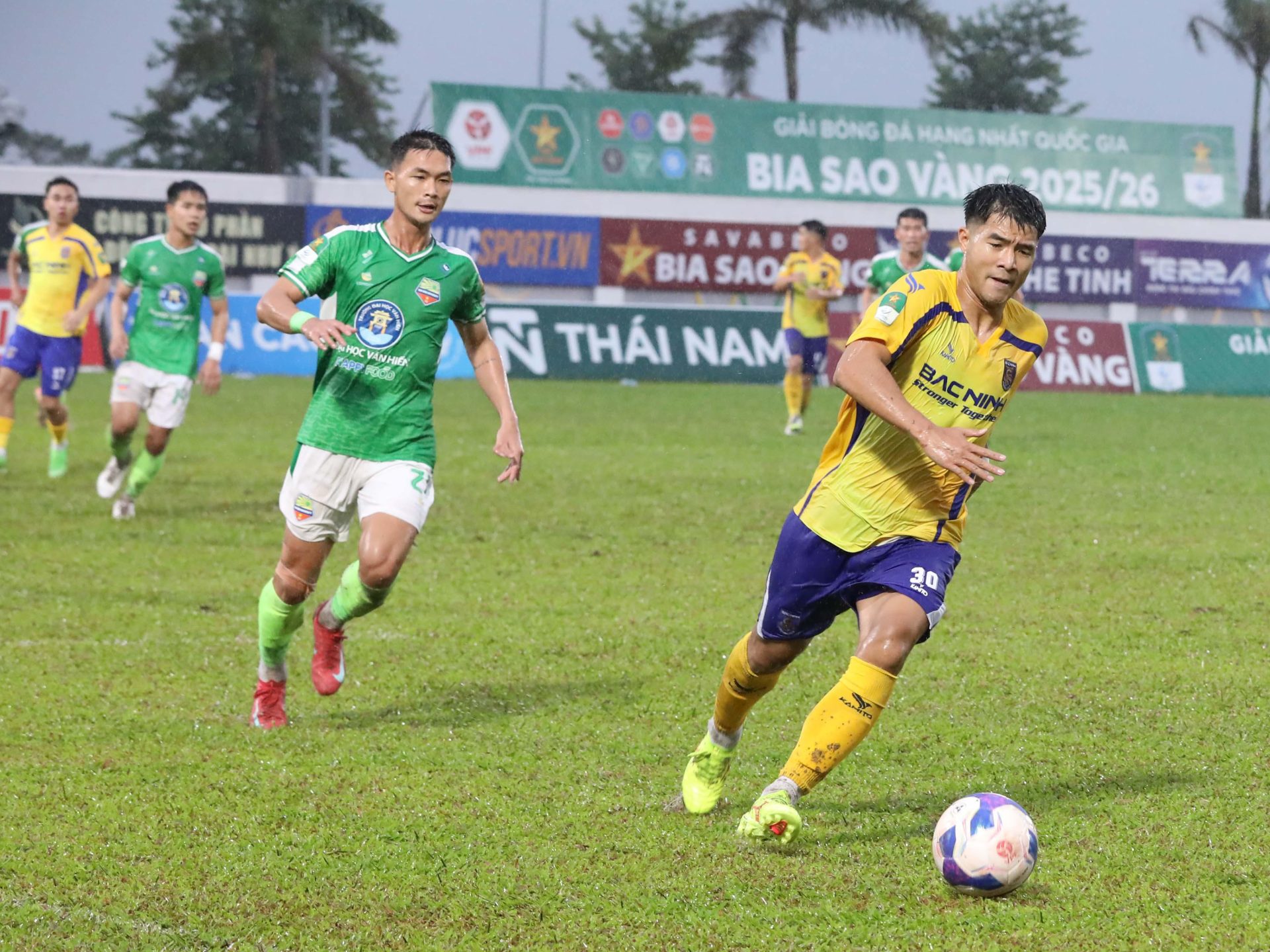 Tin nóng bóng đá Việt Nam hôm nay 3/11: HLV Hàn Quốc thừa nhận Thanh Hóa sa sút; Công Phượng vẫn chưa trở lại sân cỏ - Ảnh 3. Bắc Ninh FC chưa chứng tỏ được vị thế ứng cử viên thăng hạng