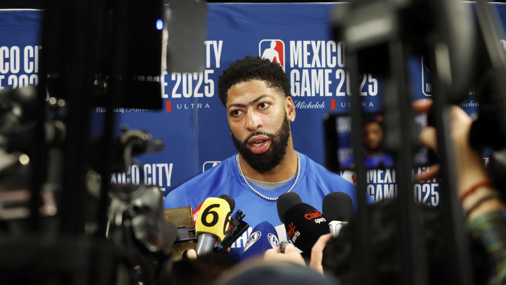 Các cầu thủ tranh bóng trong trận đấu