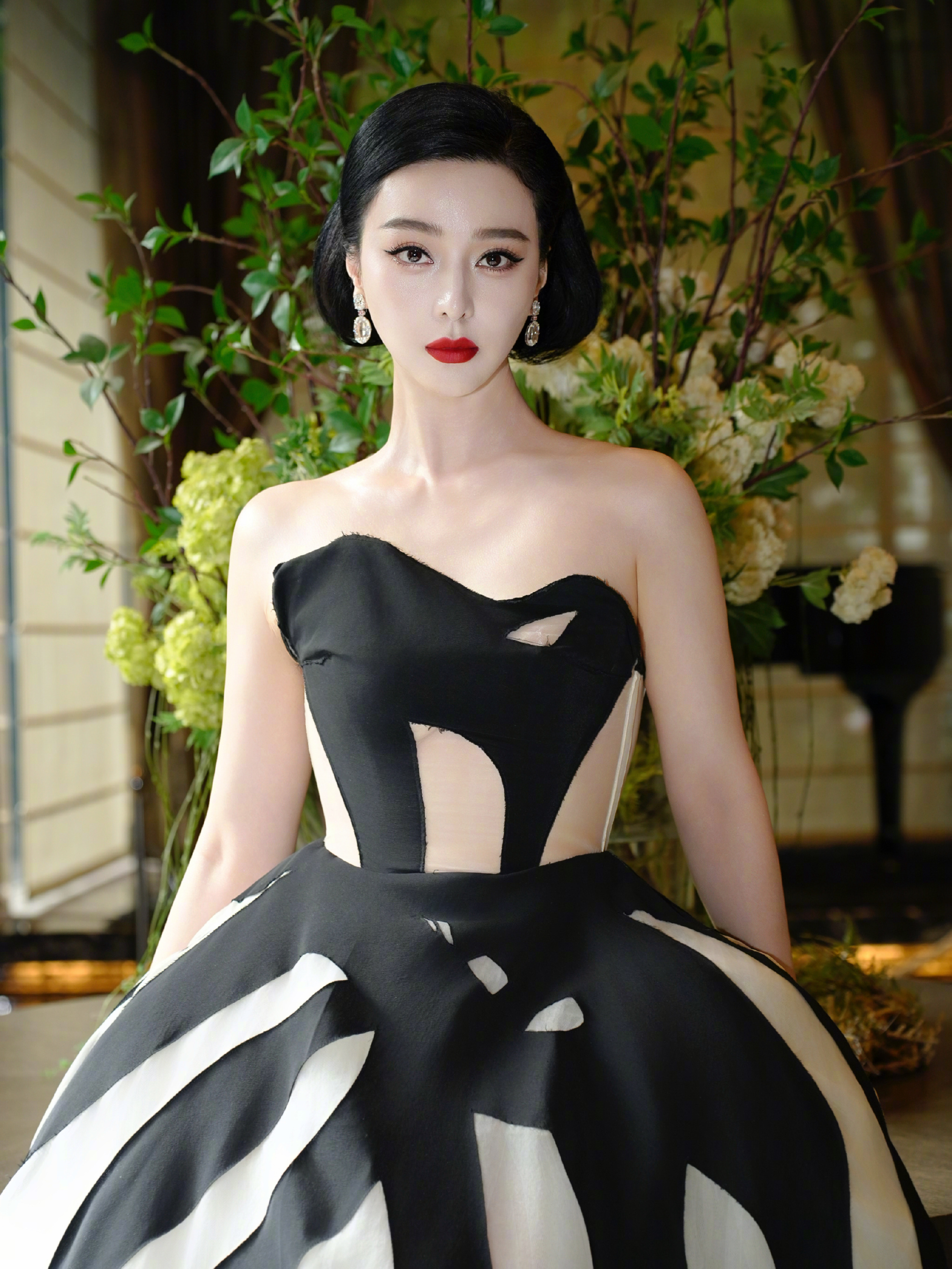 Phạm Băng Băng không ngóc đầu lên nổi- Ảnh 3. Việc Phạm Băng Băng - một nghệ sĩ bị phong sát - giành giải lớn ở một lễ trao giải mà Cục điện ảnh Trung Quốc cho vào danh sách đen gây ra nhiều hệ lụy