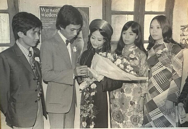 Ảnh cưới của NSND Như Quỳnh và nhiếp ảnh gia Hữu Bảo.