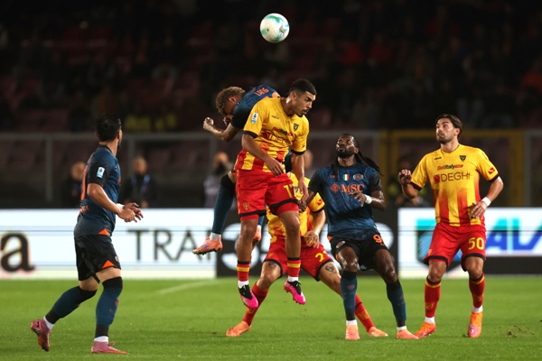Lecce gây áp lực cho hàng thủ Napoli