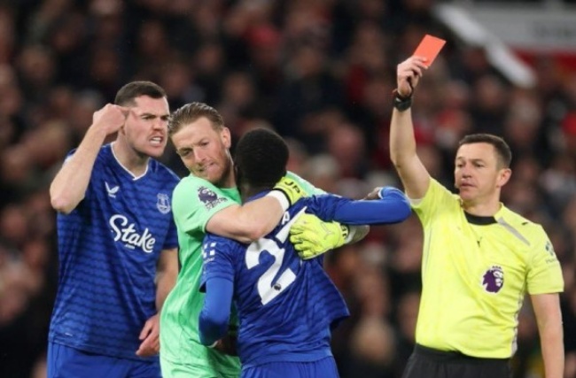 Gana Gueye nhận thẻ đỏ. Gana Gueye nhận thẻ đỏ.