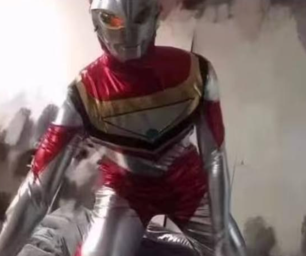 Yêu fan nam Ultraman, cô gái hoang mang chia sẻ tình huống khó đỡ- Ảnh 2. Bạn trai mặc cosplay Ultraman