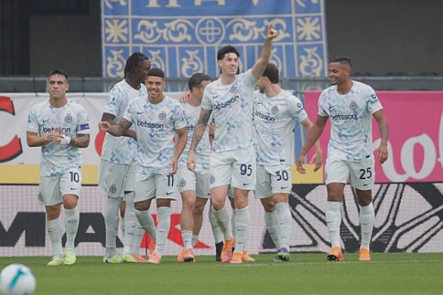 Các cầu thủ Inter ăn mừng bàn thắng