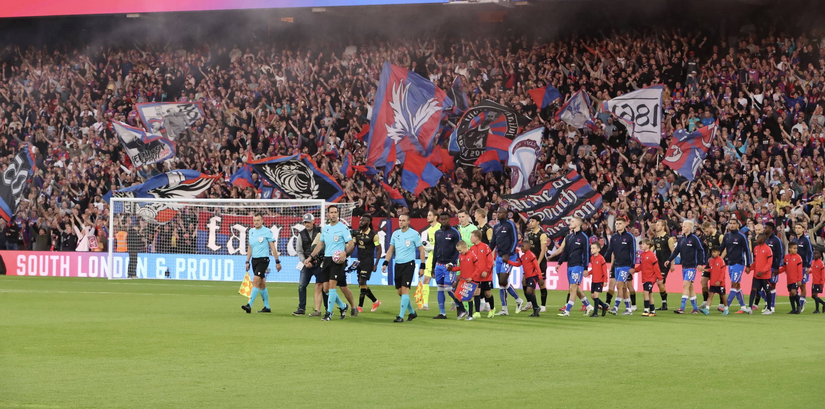 Các CLB như Crystal Palace bị chỉ trích vì biến ước mơ của trẻ nhỏ thành một hoạt động kiếm tiền. Các CLB như Crystal Palace bị chỉ trích vì biến ước mơ của trẻ nhỏ thành một hoạt động kiếm tiền.