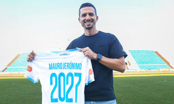 Huấn luyện viên Mauro Jeronimo nhận nhiệm vụ tại CLB Nam Định HLV Mauro Jeronimo tại buổi họp báo ra mắt