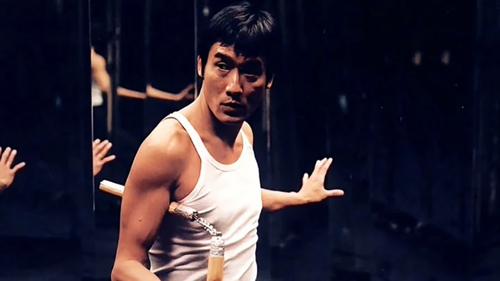 Lương Gia Huy tái hiện Lý Tiểu Long với côn nhị khúc Lương Gia Huy tái hiện Lý Tiểu Long với côn nhị khúc