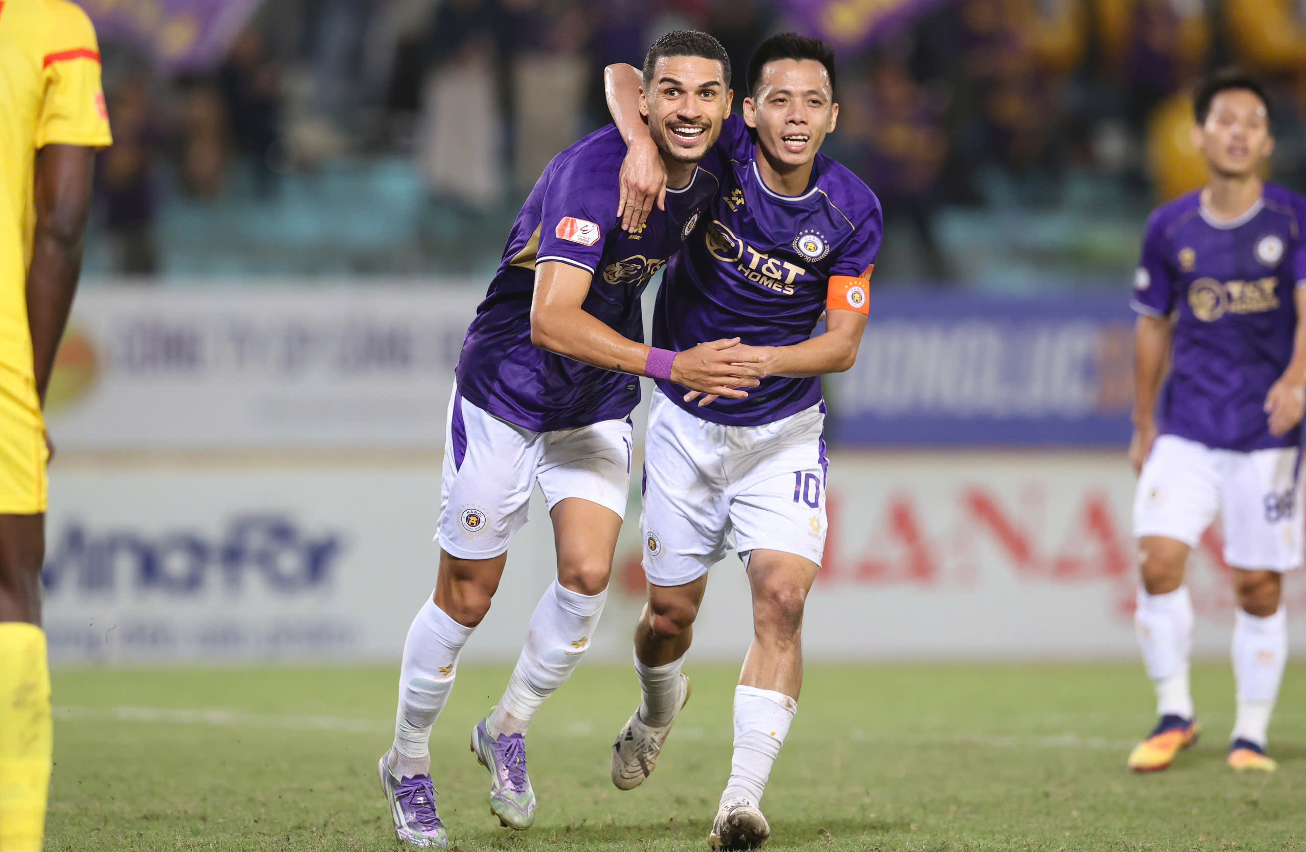 Màn toả sáng của Hoàng Hên (trái) giúp Hà Nội FC thắp lại hy vọng đua vô địch ở mùa này.