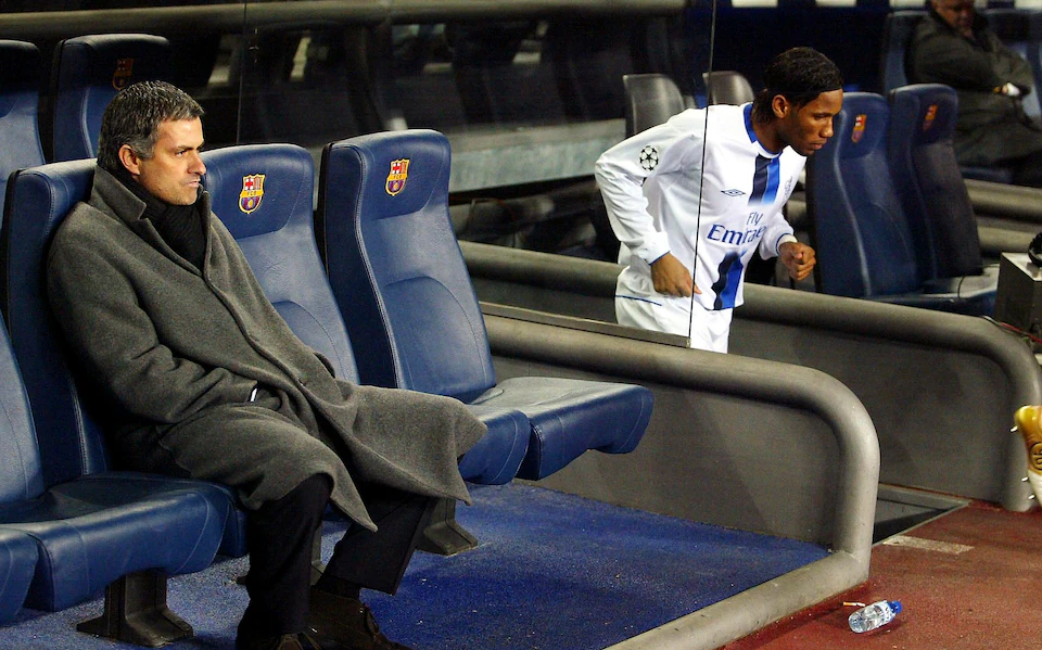 Mourinho nổi giận sau trận thua Barcelona Mourinho nổi giận với các sao Chelsea