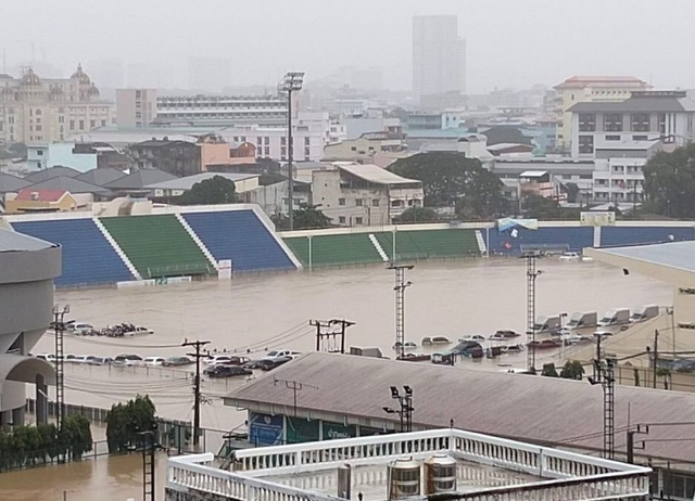 Sân U22 Việt Nam thi đấu SEA Games 33 chìm trong mưa lũ- Ảnh 1. Sân U22 Việt Nam thi đấu SEA Games 33 chìm trong mưa lũ