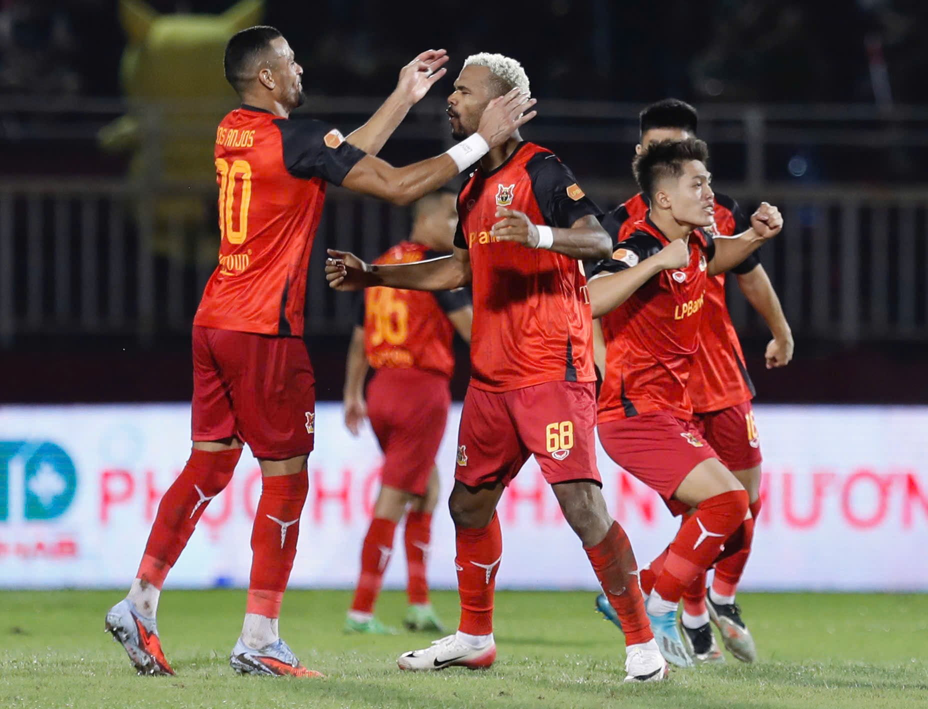 Ninh Bình ngược dòng hạ chủ nhà Công An TPHCM 4-3 ở vòng 11 V-League. Ảnh: Hoàng Linh Ninh Bình ngược dòng hạ chủ nhà Công An TPHCM 4-3 ở vòng 11 V-League.