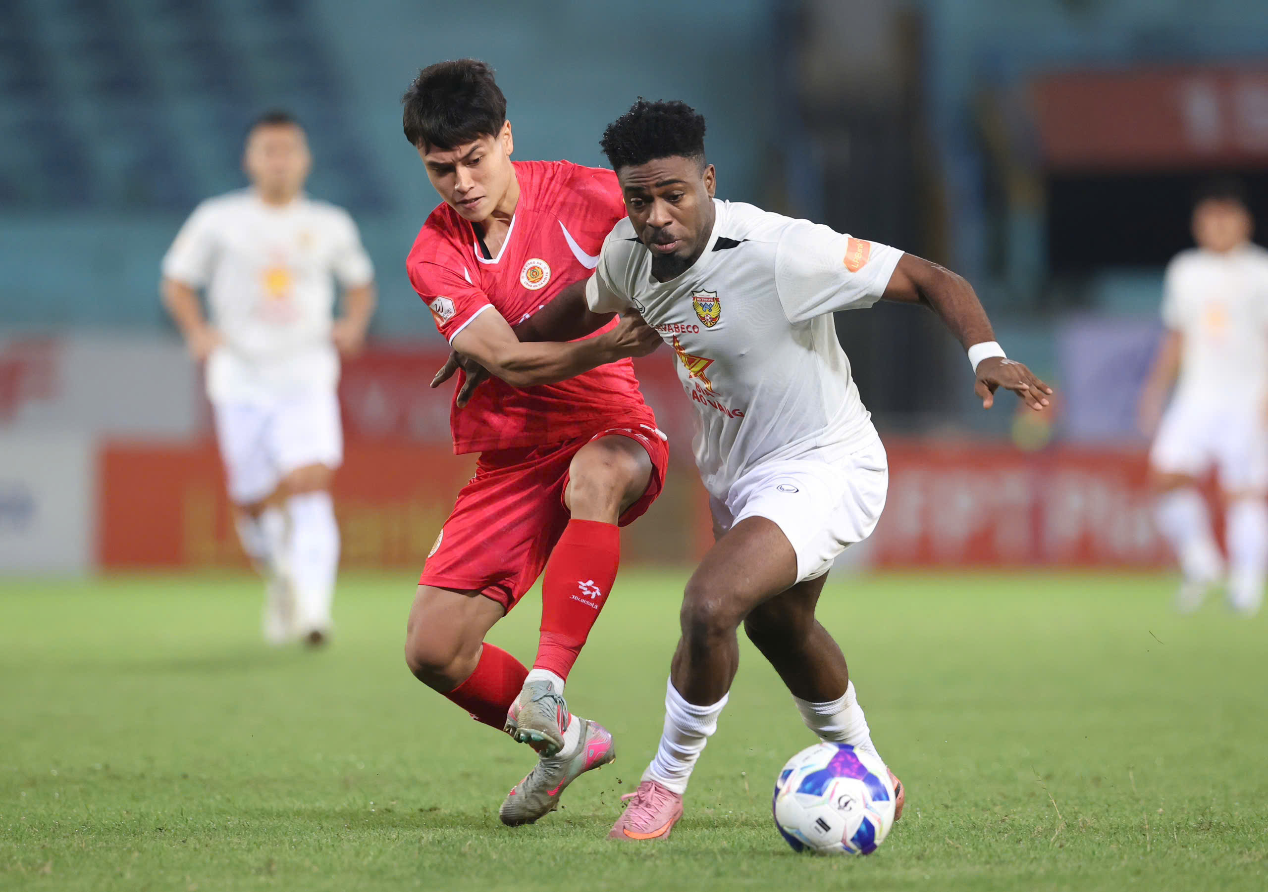 Minh Phúc (đỏ) ghi 2 bàn cho CLB lẫn U22 Việt Nam chỉ sau 3 ngày.