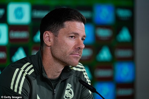 Alonso phá vỡ im lặng về mâu thuẫn với Vinicius