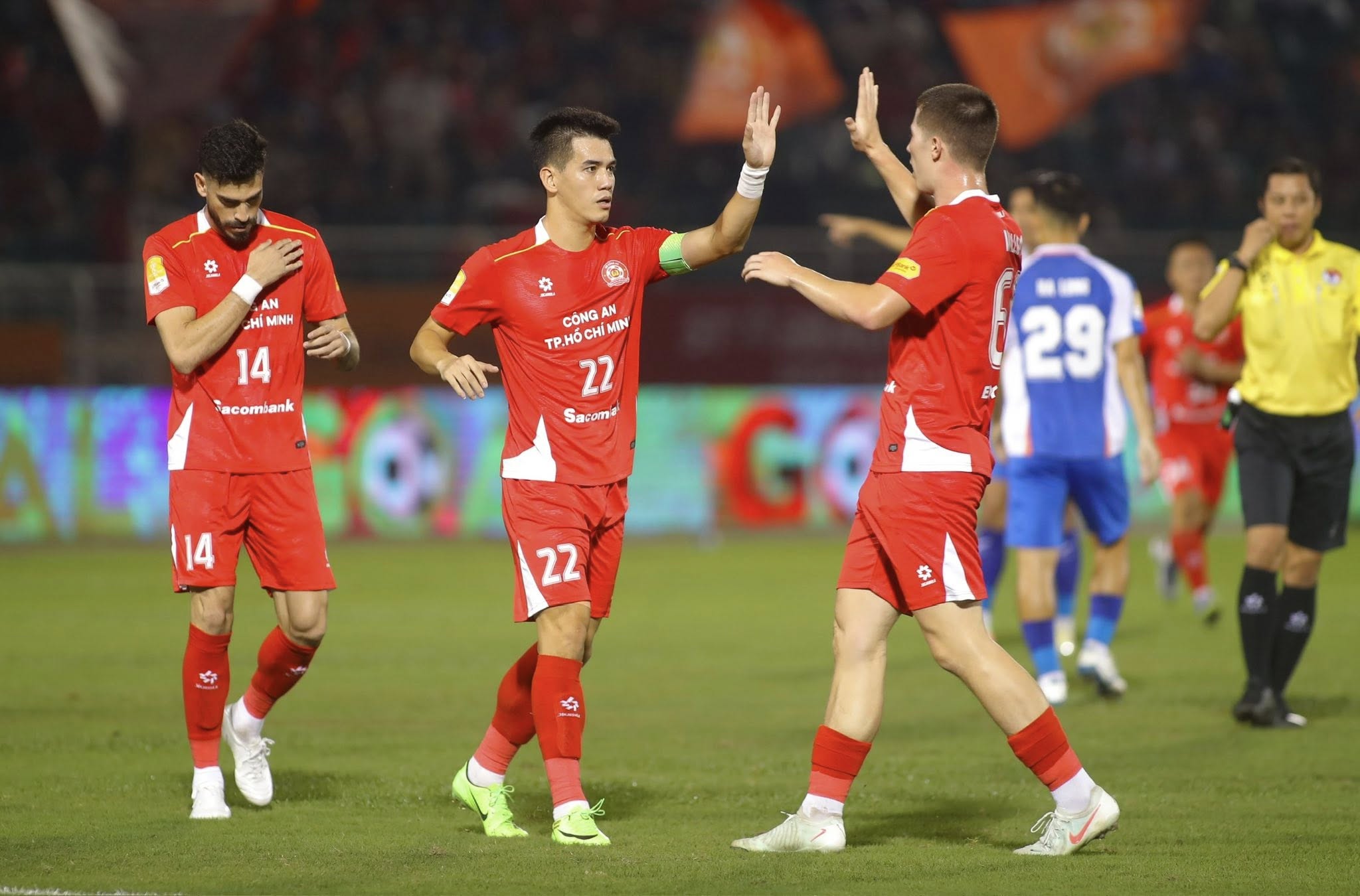 CLB Công an TP.HCM đã giành quyền vào tứ kết cúp QG sau chiến thắng 3-0 đầy thuyết phục trước CLB TP HCM trên sân Thống Nhất.