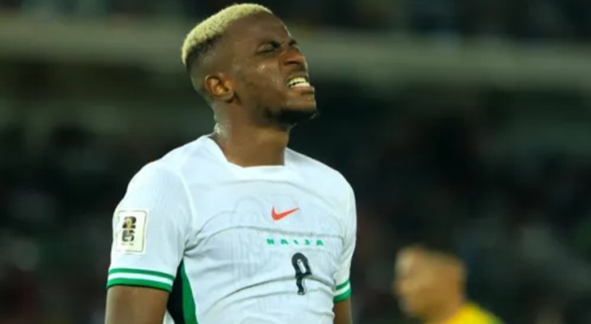 Osimhen là đầu tàu trên hàng công Liverpool.