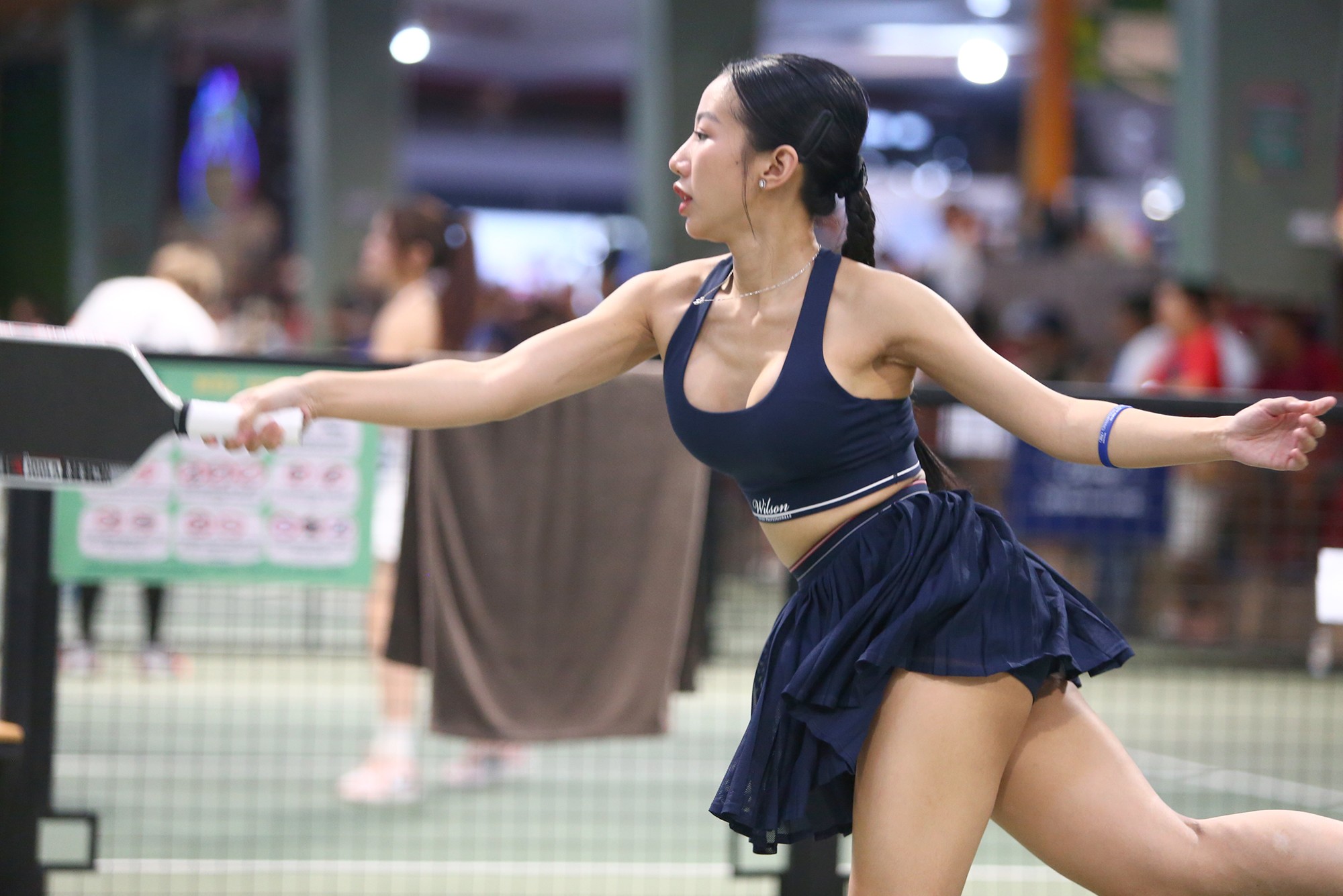 Các cặp đôi thi đấu hấp dẫn với trình độ chuyên môn cao tại giải pickleball dành cho người nổi tiếng. Trận đấu hấp dẫn với chất lượng chuyên môn cao