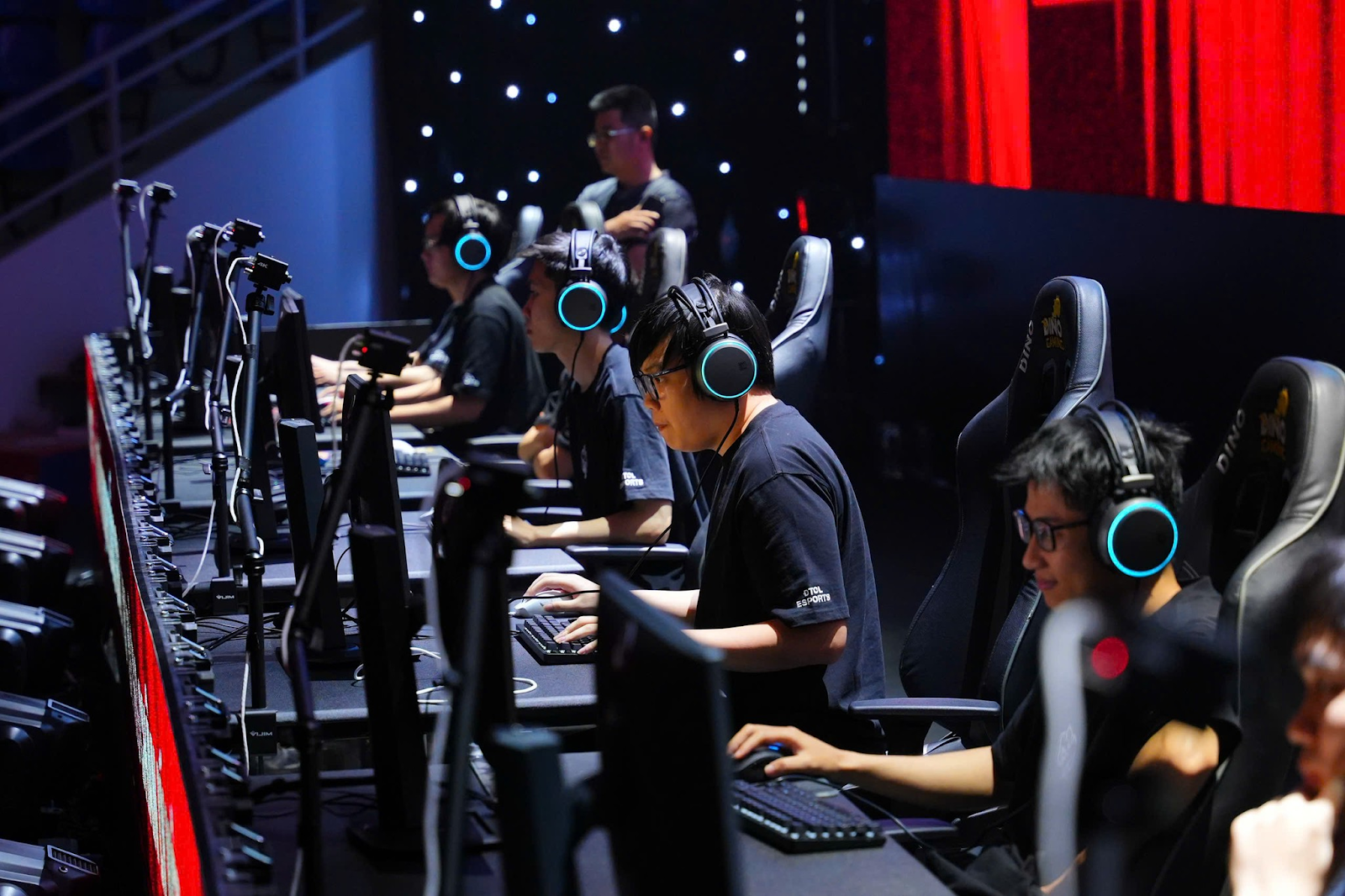 VĐV Bùi Tuấn Kiên vô địch mùa đầu tiên của giải Vô địch Quốc gia ĐTCL Việt Nam- Ảnh 1. VĐV Bùi Tuấn Kiên vô địch mùa đầu tiên của giải Vô địch Quốc gia ĐTCL Việt Nam- Ảnh 1.