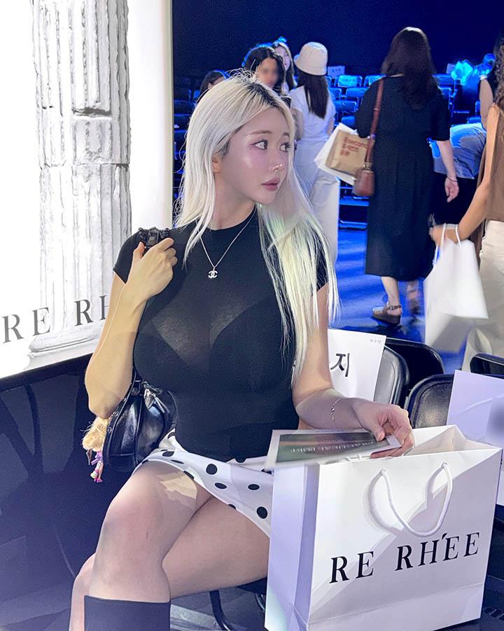 Diện đồ xuyên thấu khi đi sự kiện, hot girl Hàn Quốc khiến cư dân mạng bùng nổ khi đổi sang bikini- Ảnh 3. Diện đồ xuyên thấu khi đi sự kiện, hot girl Hàn Quốc khiến cư dân mạng bùng nổ khi đổi sang bikini- Ảnh 3.