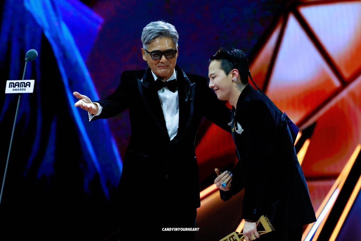 G-DRAGON nhận cúp Nghệ sĩ của năm từ chính tay tài tử kỳ cựu