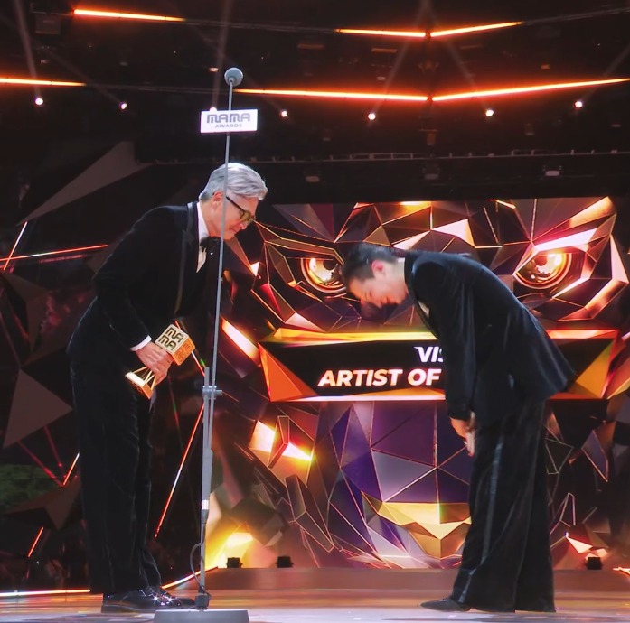 G-DRAGON cúi đầu chào tiền bối trong ngày gặp lại Châu Nhuận Phát