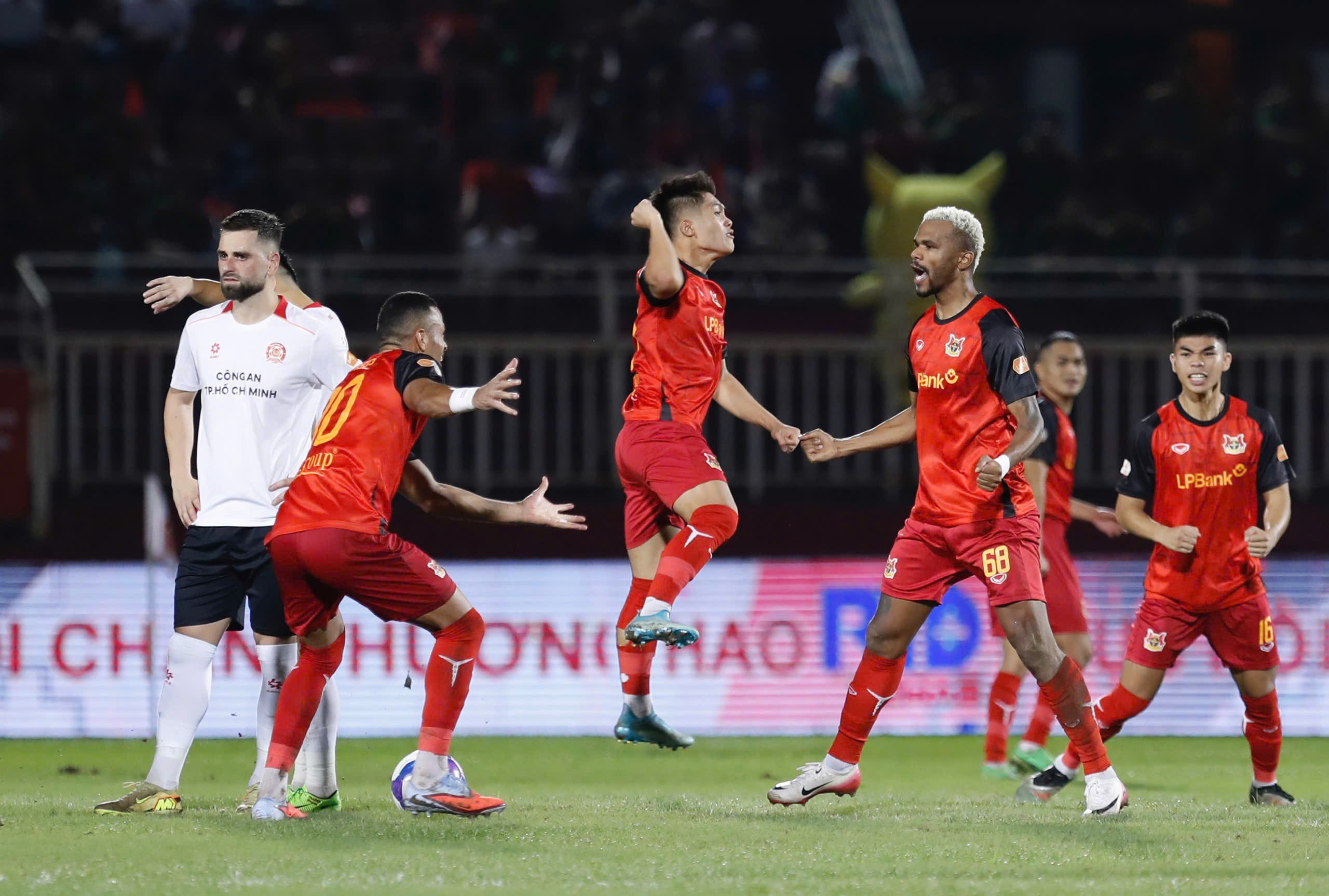 Ninh Bình đánh bại chủ nhà Công An TPHCM 4-3 ở vòng 11 V-League. Ảnh: Hoàng Linh Ninh Bình đánh bại chủ nhà Công An TPHCM 4-3 ở vòng 11 V-League.
