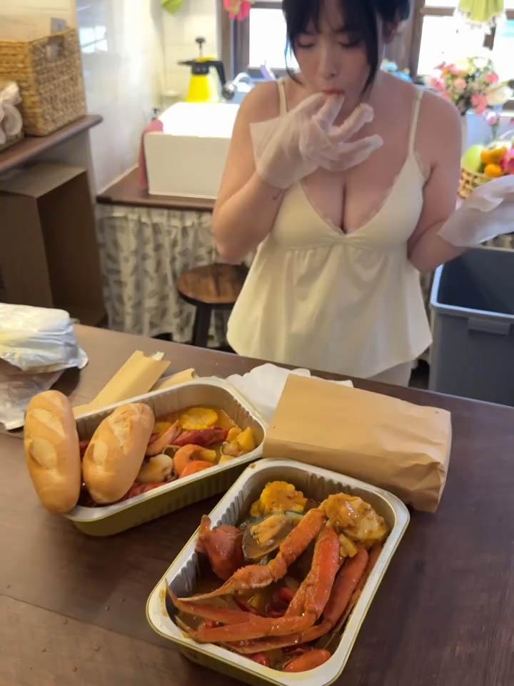 Làm video “mukbang” nhưng ánh mắt của fan lại “va” ánh mắt của hot girl- Ảnh 2. Làm video “mukbang” nhưng ánh mắt của fan lại “va” ánh mắt của hot girl- Ảnh 2.