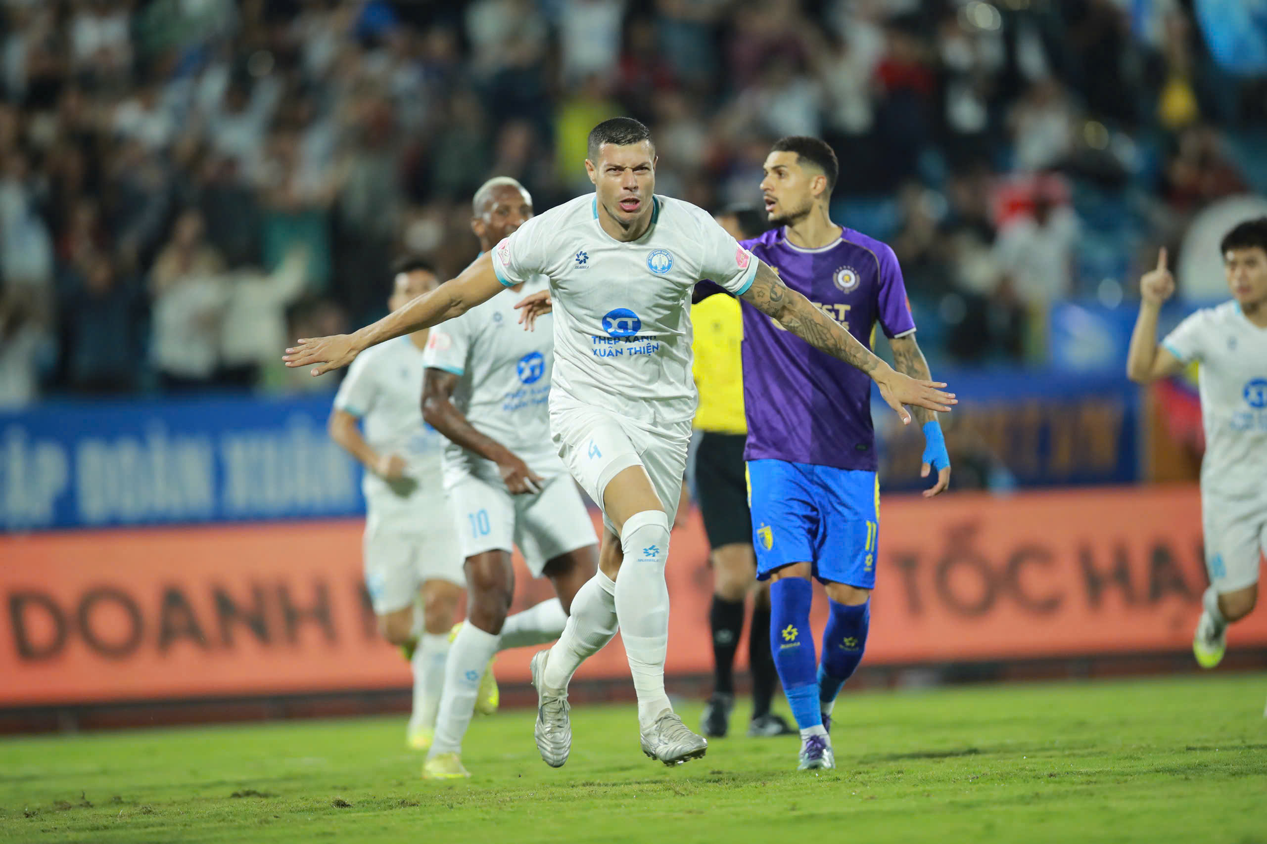 Lucas mở tỷ số từ khá sớm