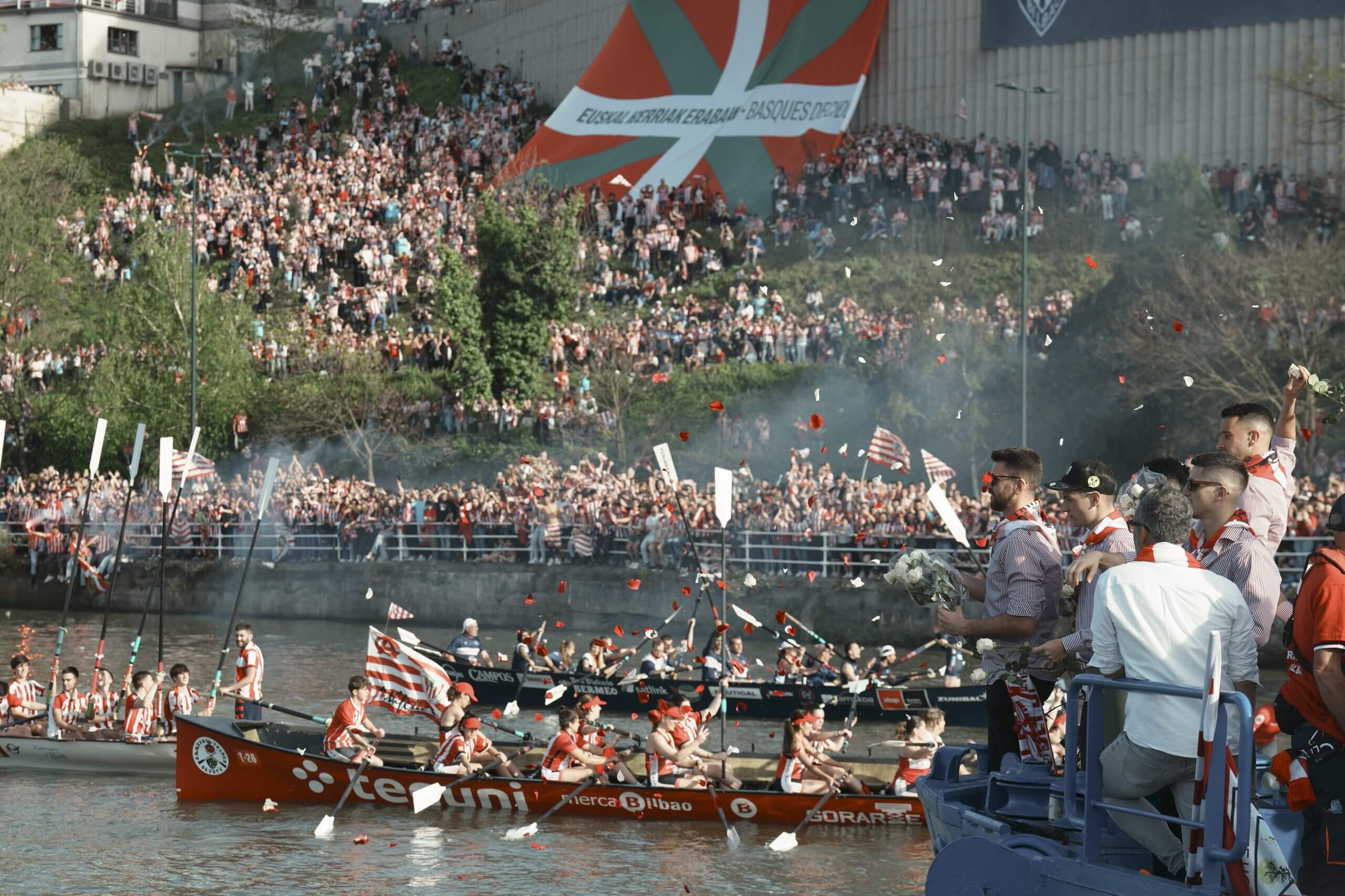 Màn ăn mừng lịch sử của Athletic Club trên sông Nervion sau 40 năm chờ đợi một danh hiệu lớn. Athletic Club ăn mừng chức vô địch Copa del Rey trên sông Nervion